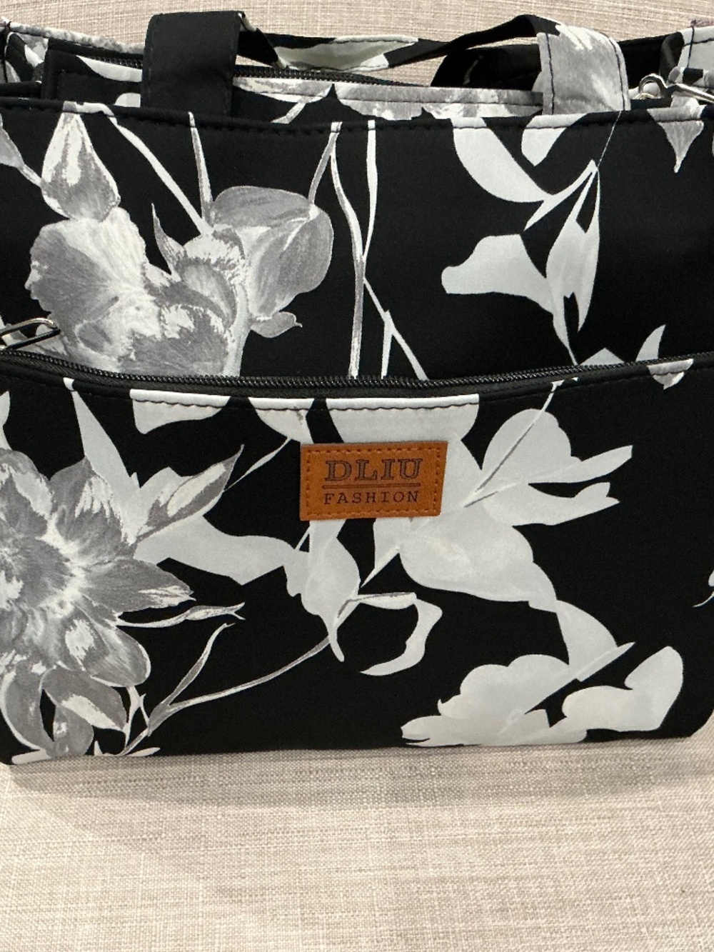 Cute black and white handbag!
